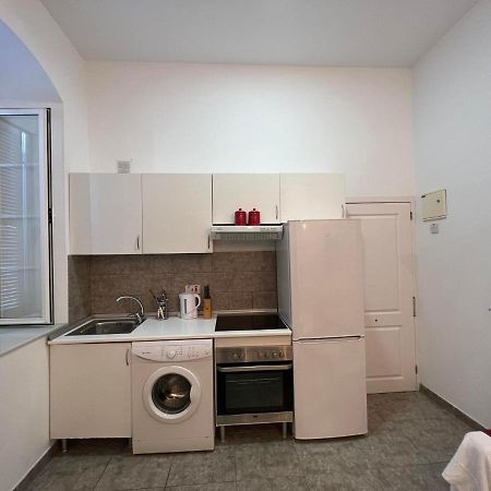 Quirky 1Br Just Off Main Street Prime Location Lägenhet Gibraltar Exteriör bild