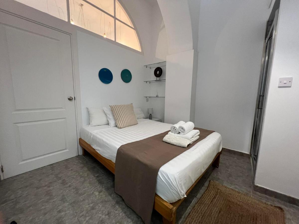 Quirky 1Br Just Off Main Street Prime Location Lägenhet Gibraltar Exteriör bild