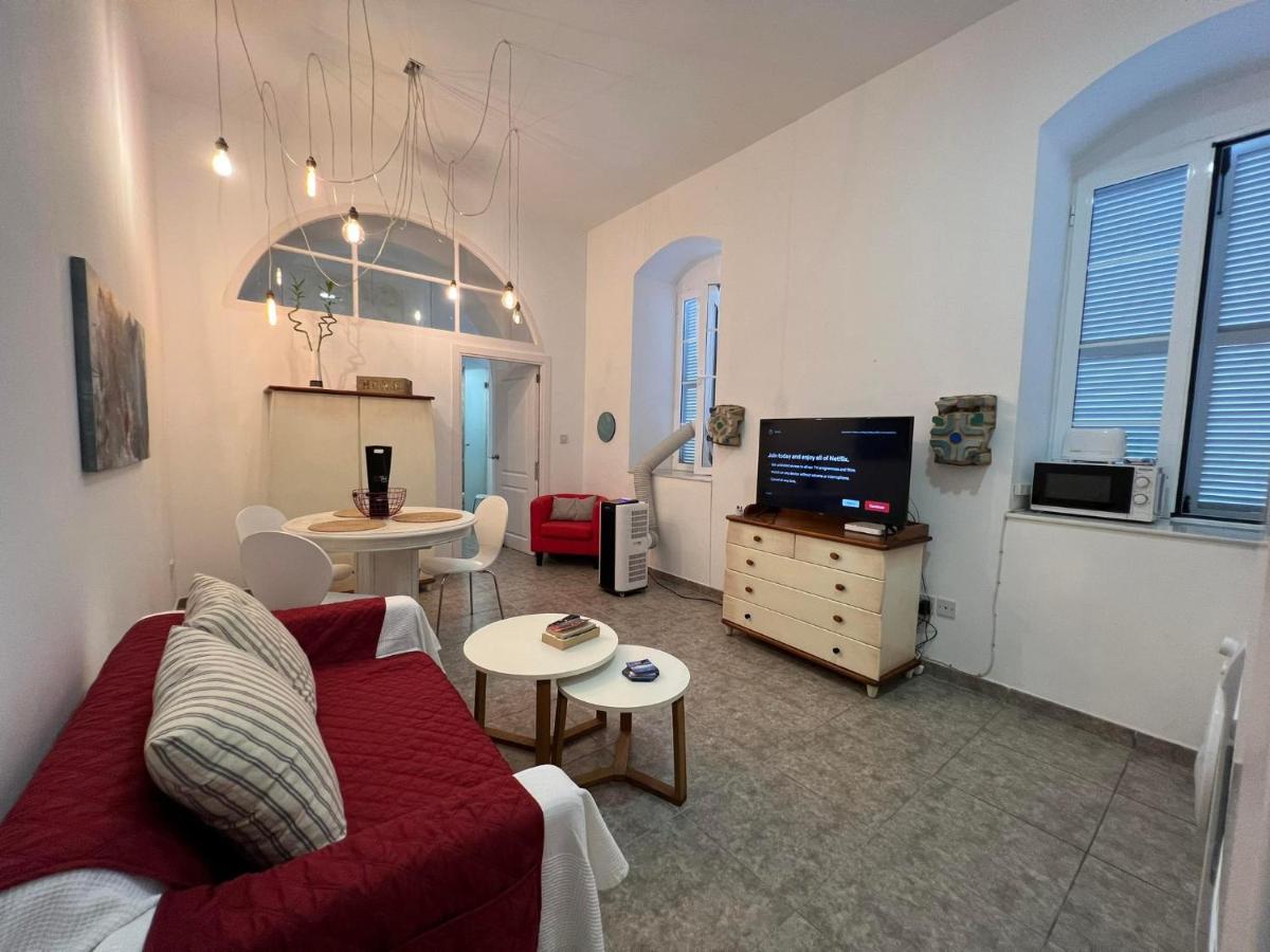 Quirky 1Br Just Off Main Street Prime Location Lägenhet Gibraltar Exteriör bild