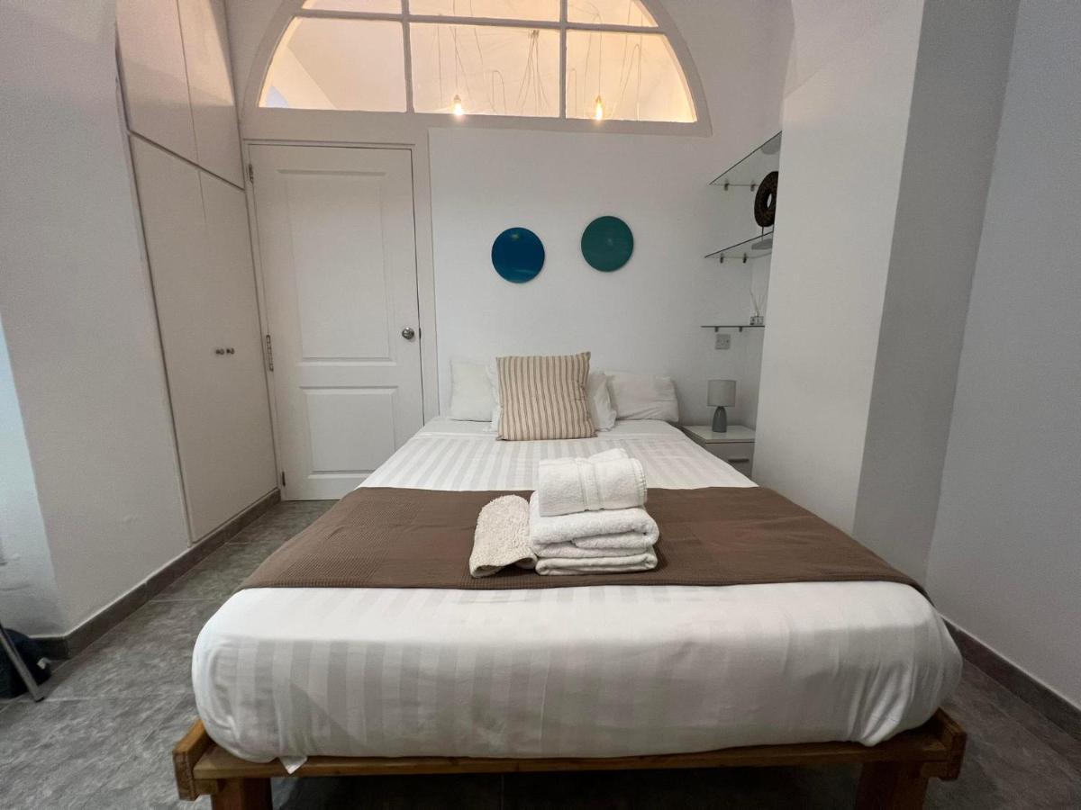 Quirky 1Br Just Off Main Street Prime Location Lägenhet Gibraltar Exteriör bild