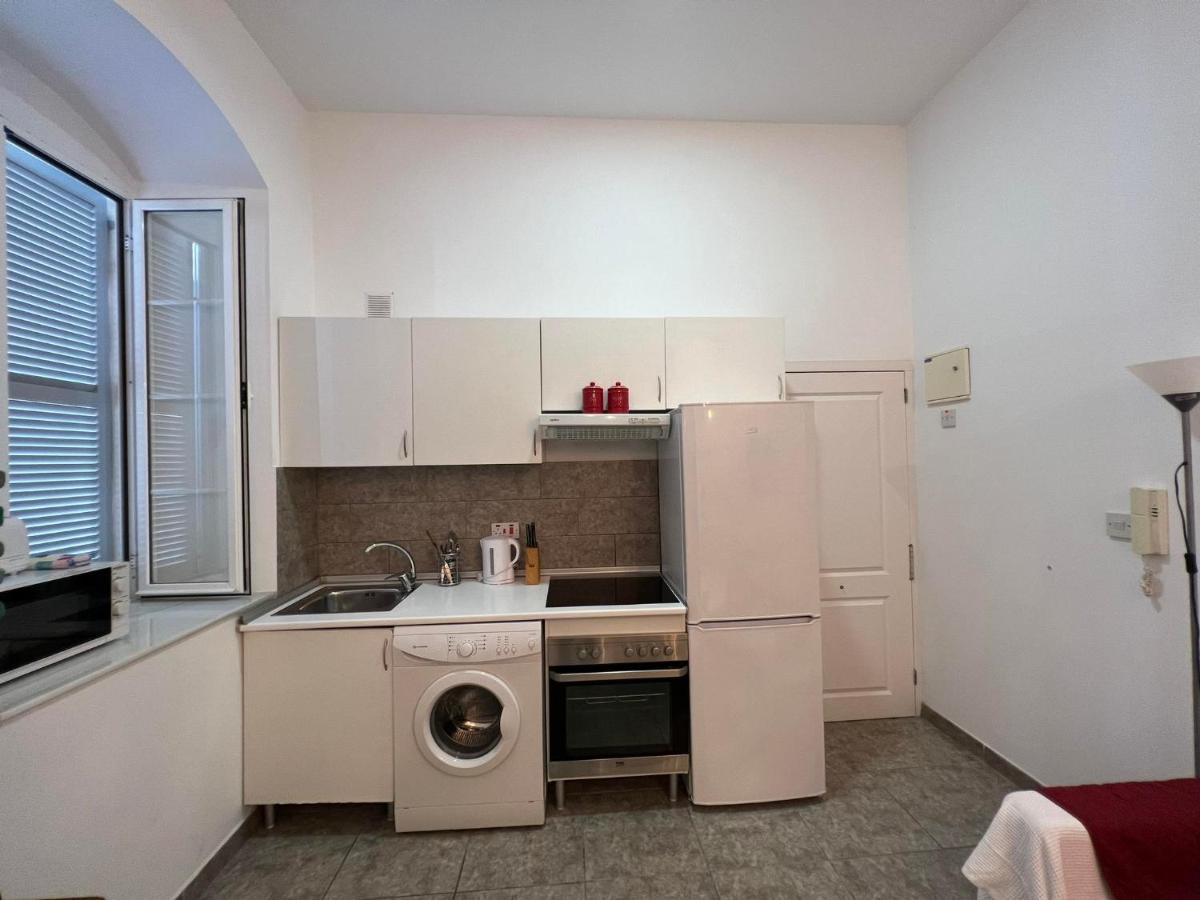Quirky 1Br Just Off Main Street Prime Location Lägenhet Gibraltar Exteriör bild