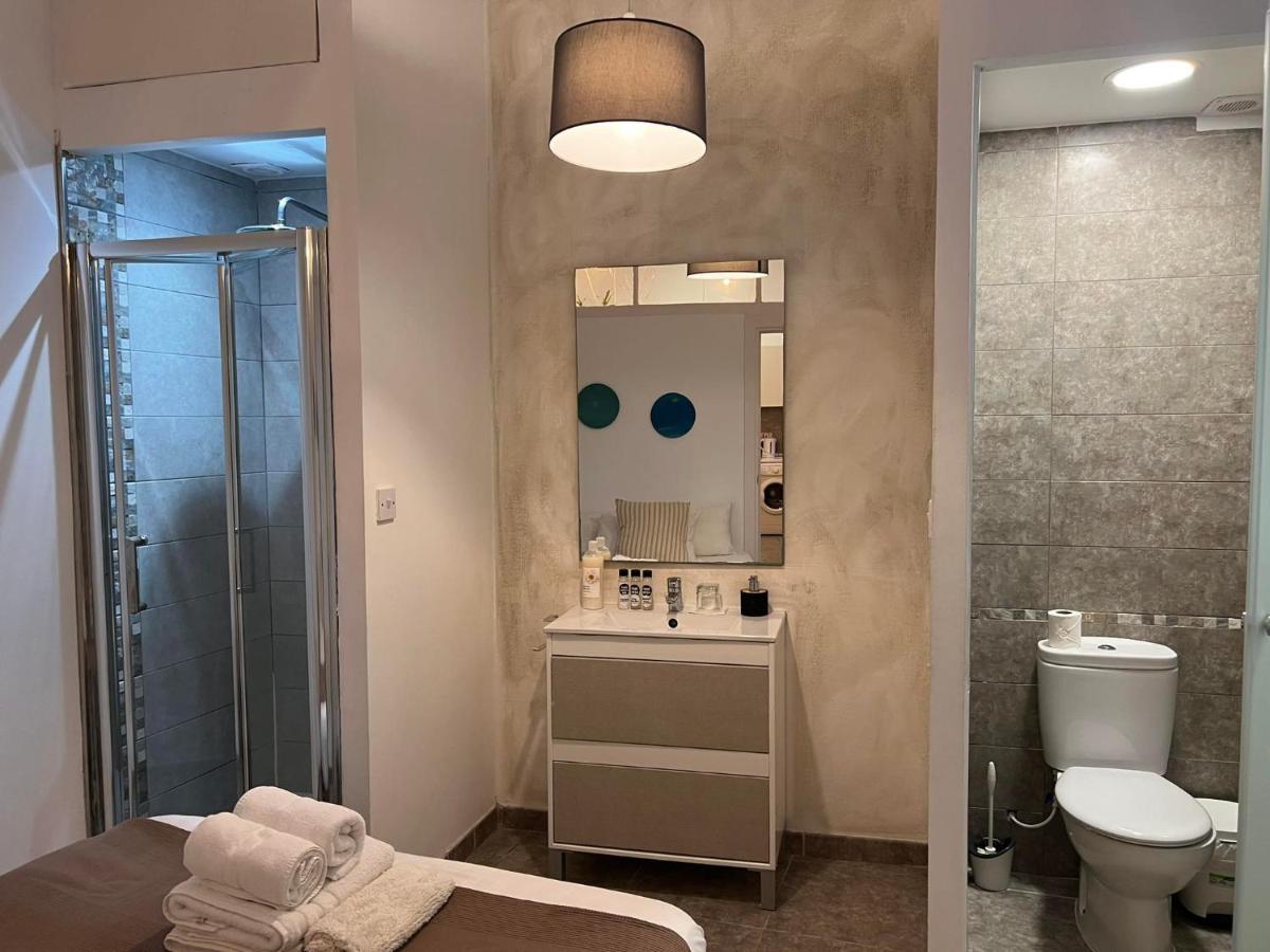 Quirky 1Br Just Off Main Street Prime Location Lägenhet Gibraltar Exteriör bild