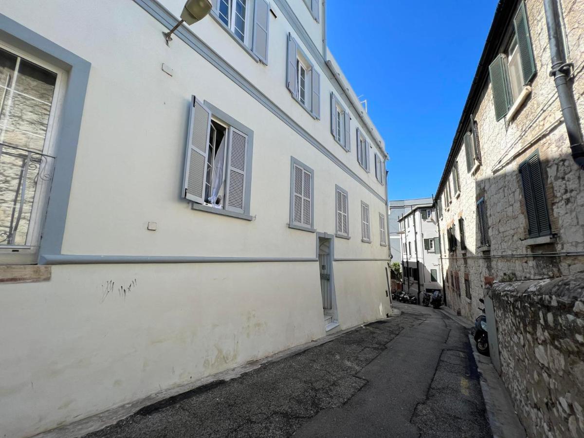 Quirky 1Br Just Off Main Street Prime Location Lägenhet Gibraltar Exteriör bild